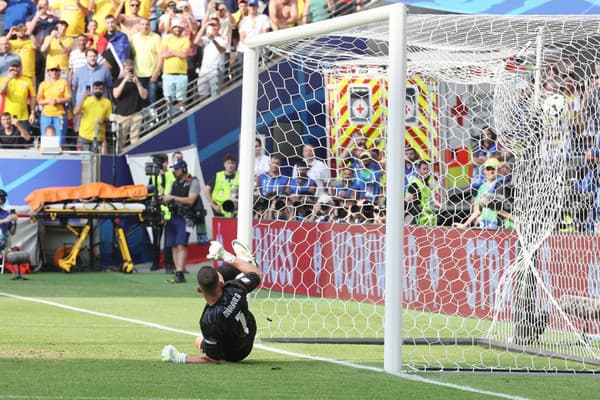 Rumuni dostali po faule Hancka príležitosť pokutového kopu, vďaka ktorej vyrovnali stav zápasu na 1:1.