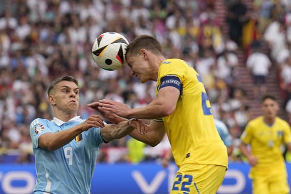 Ukrajinský futbalista Mykola Matvijenko (vpravo) a hráč Belgicka Leandro Trossard.