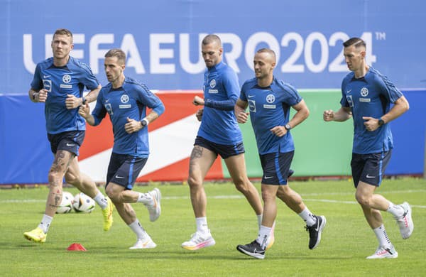 Slovenskí reprezentanti, zľava uraj Kucka, Peter Pekarík, Lukáš Haraslín, Stanislav Lobotka a Róbert Boženík počas oficiálneho tréningu slovenskej futbalovej reprezentácie na ME.