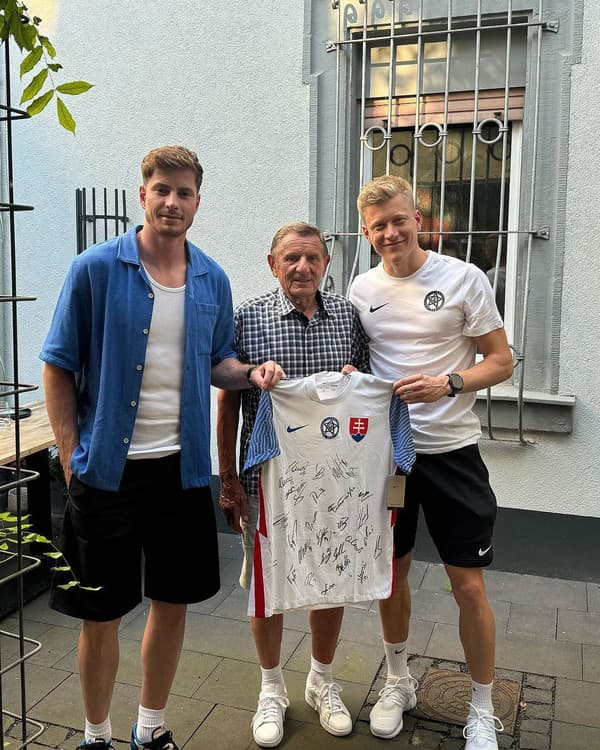Dedko nášho hokejového útočníka Cehlárika dostal aj podpísaný dres od nášho tímu.