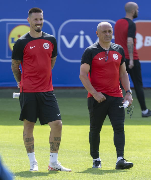 Na snímke v pozadí sprava tréner slovenskej futbalovej reprezentácie Francesco Calzona, manažér tímu a asistent trénera Marek Hamšík.