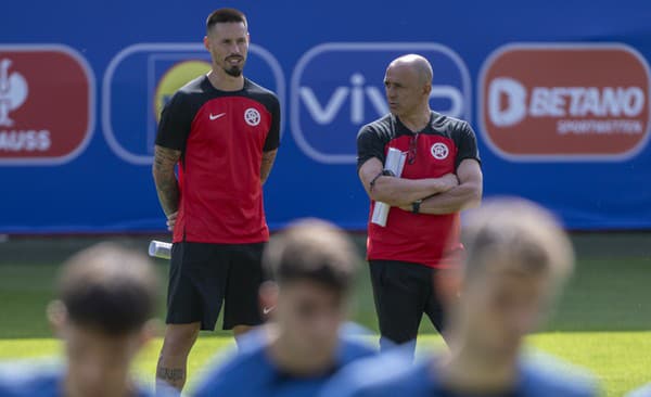 Na snímke v pozadí sprava tréner slovenskej futbalovej reprezentácie Francesco Calzona, manažér tímu a asistent trénera Marek Hamšík.