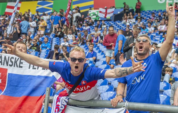 Na snímke slovenskí fanúšikovia povzbudzujú pred osemfinálovým duelom Anglicko - Slovensko na ME vo futbale v nemeckom meste Gelsenkirchen 