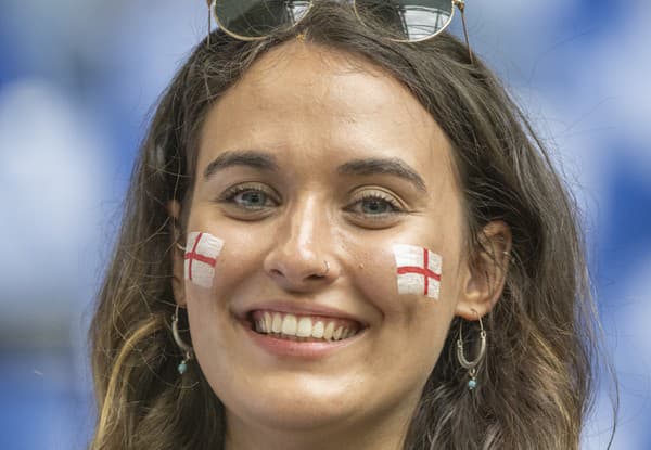 Na snímke anglická fanúšička sa usmieva pred osemfinálovým duelom Anglicko - Slovensko na ME vo futbale v nemeckom meste Gelsenkirchen