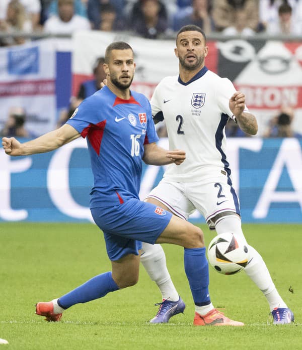 Dávid Hancko (Slovensko) a Kyle Walker (Anglicko) bojujú o loptu