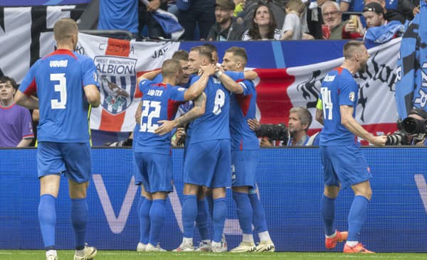 Radosť hráčov Slovenska po góle Anglicku v osemfinále EURO 2024.