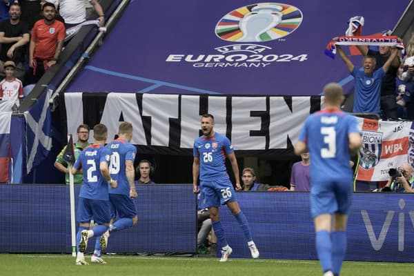 Ivan Schranz a hráči Slovenska sa radujú po góle v osemfinále proti Anglicku na EURO 2024