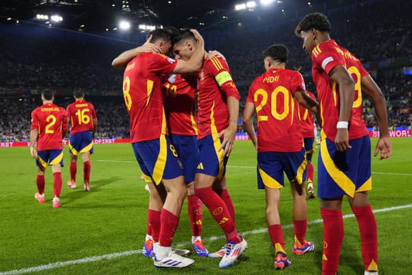 Španiel Fabian Ruiz sa teší so spoluhráčmi po strelení gólu.