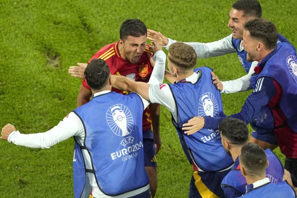Španiel Rodri sa teší so spoluhráčmi po strelení gólu.