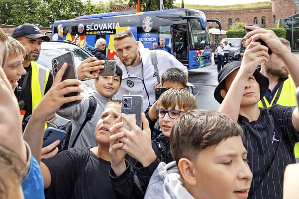 Deti chceli samozrejme fotku aj s kapitánom Milanom Škriniarom.