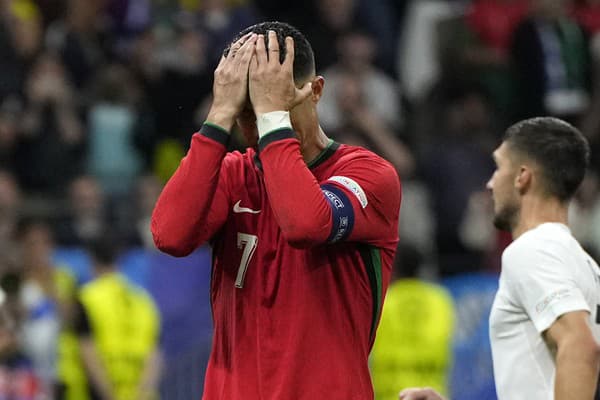Ronaldo po nepremenenej penalte prežíval krušný chvíle a neudržal ani slzy.
