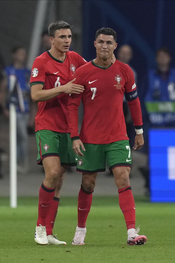 Ronaldo po nepremenenej penalte prežíval krušný chvíle a neudržal ani slzy.