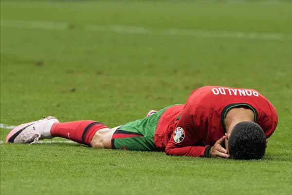 Ronaldo po nepremenenej penalte prežíval krušný chvíle a neudržal ani slzy.