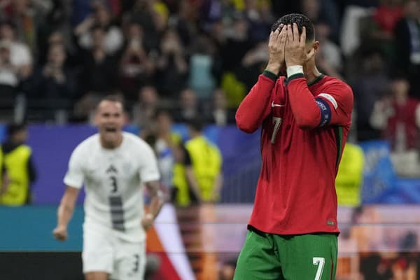 Ronaldo po nepremenenej penalte prežíval krušný chvíle a neudržal ani slzy.