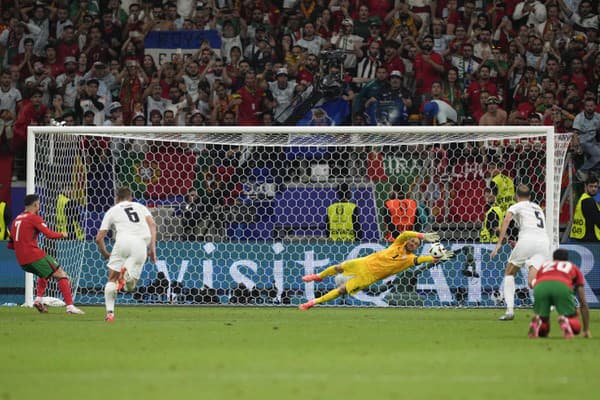 Ronaldo po nepremenenej penalte prežíval krušný chvíle a neudržal ani slzy.