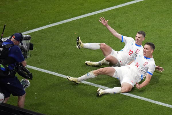 Český hráč Lukáš Provod (vpravo) oslavuje so spoluhráčom Davidom Douderom úvodný gól počas zápasu F-skupiny Portugalsko - Česko na ME 2024 vo futbale