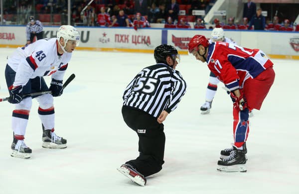 Tomáš Surový (vľavo) v minulosti hrával za Slovan v KHL a bol aj kapitánom.