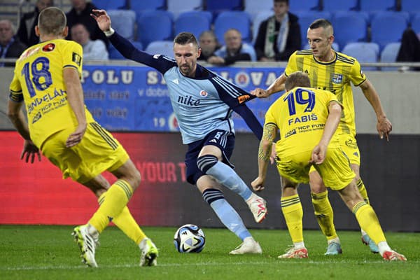 Český futbalový stredopoliar Jaromír Zmrhal (v strede) bude po skončení zmluvy v bratislavskom Slovane hrať  za Apollon Limassol. 