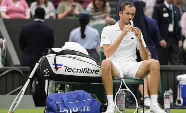 Ruský tenista Daniil Medvedev bol v zápase Wibledonu poriadne zmätený.