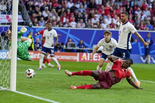 Švajčiarsky futbalista Breel Embolo strieľa gól počas štvrťfinálového zápasu Anglicko - Švajčiarsko na ME vo futbale