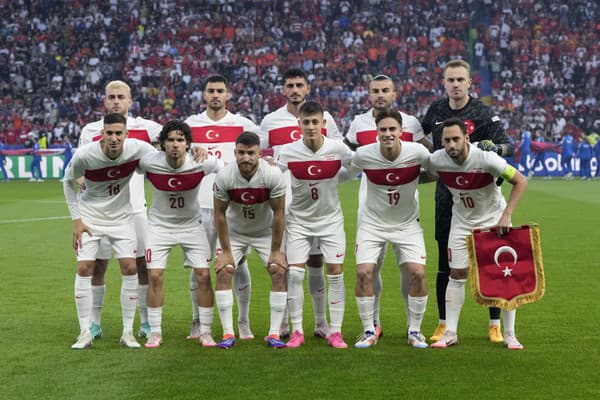 Tureckí futbalisti pózujú pred začiatkom štvrťfinálového zápasu Holandsko - Turecko na ME vo futbale