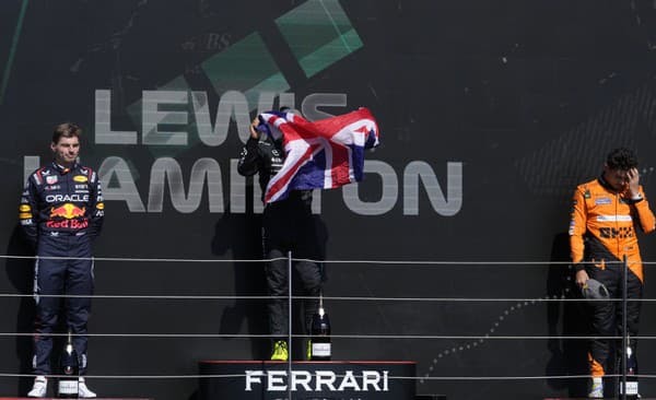 Brit Lewis Hamilton (uprostred) na Mercedese sa raduje na pódiu z víťazstva na Veľkej cene Británie na okruhu v Silverstone