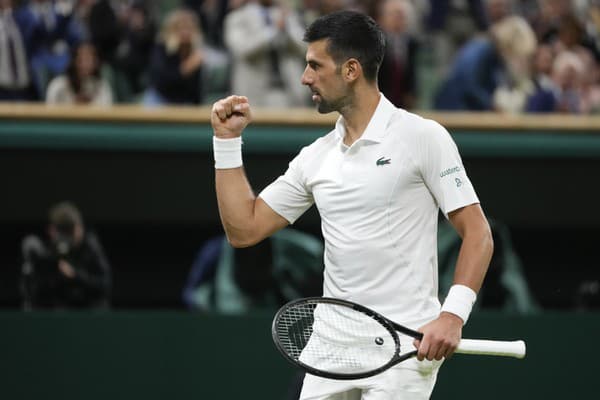 Novak Djokovič potvrdil pozíciu favorita a postúpil do štvrťfinále dvojhry na grandslamovom turnaji vo Wimbledone.