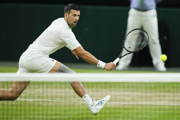 Novak Djokovič potvrdil pozíciu favorita a postúpil do štvrťfinále dvojhry na grandslamovom turnaji vo Wimbledone.