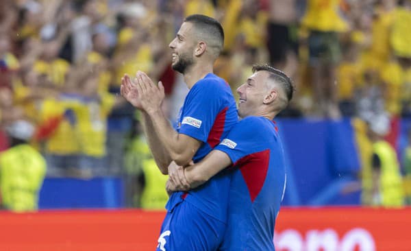 Slovenskí futbalisti Dávid Hancko (vľavo) a Róbert Boženík sa radujú po zápase základnej E-skupiny Slovensko - Rumunsko.