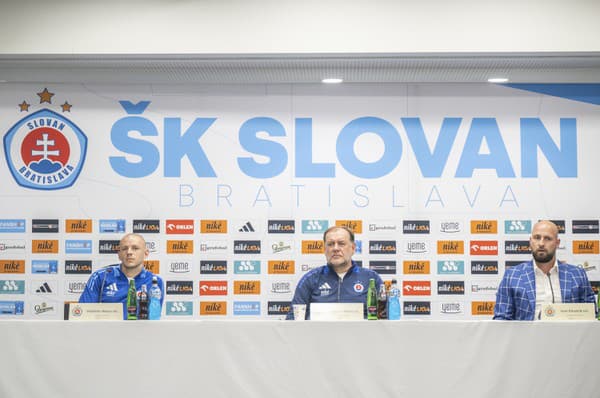 Sprava generálny riaditeľ ŠK Slovan Bratislava Ivan Kmotrík ml., tréner klubu Vladimír Weiss st. a kapitán tímu Vladimír Weiss ml. počas tlačovej konferencie.