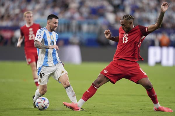 Lionel Messi (Argentína) v súboji s Derekom Corneliusom (Kanada) v stretnutí Copa America 2024