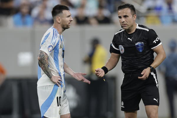 Lionel Messi diskutuje s rozhodcom na Copa America 2024.