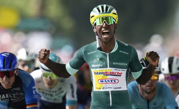 Eritrejský cyklista Biniam Girmay z tímu Intermarché - Wanty sa stal víťazom 12. etapy 111. ročníka Tour de France.