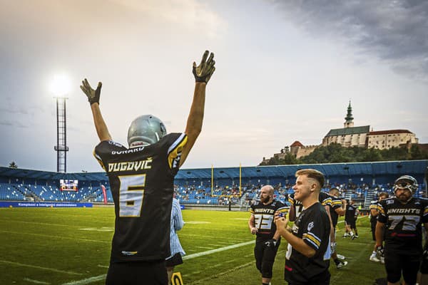 Hráči amerického futbalu Nitra Knights dosiahli historický úspech, keď sa stali víťazmi českej najvyššej súťaže Snapbacks ligy. 