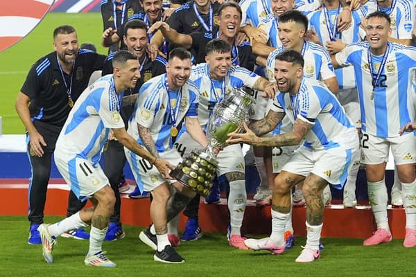 Na snímke hráči Argentíny, zľava Angel Di Maria a Lionel Messi oslavujú s trofejou po zisku rekordného šestnásteho titulu Copa America.