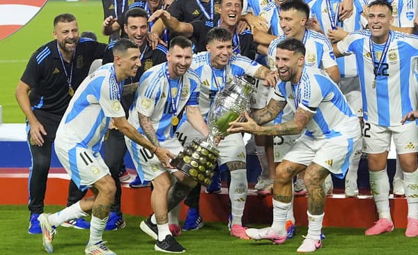 Na snímke hráči Argentíny, zľava Angel Di Maria a Lionel Messi oslavujú s trofejou po zisku rekordného šestnásteho titulu Copa America.