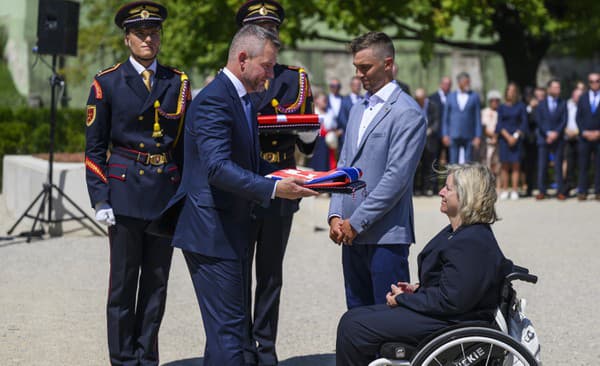 Sprava parastolná tenistka Alena Kánová, vodný slalomár Jakub Grigar a prezident SR Peter Pellegrini počas skladania sľubu slovenskej olympijskej a paralmypijskej výpravy na OH a POH 2024 v Paríži do rúk prezidenta SR