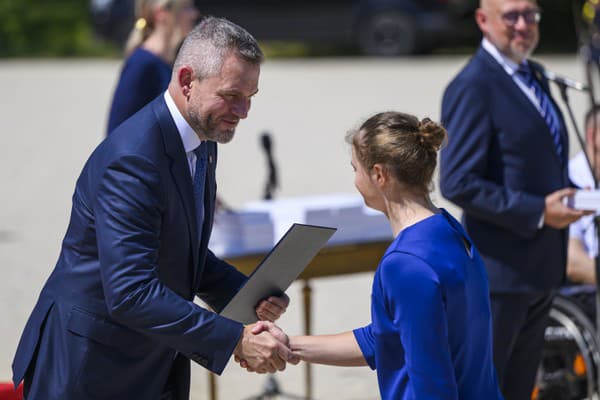 Zľava prezident SR Peter Pellegrini a vodná slalomárka Zuzana Paňková počas skladania sľubu slovenskej olympijskej a paralmypijskej výpravy na OH a POH 2024 v Paríži