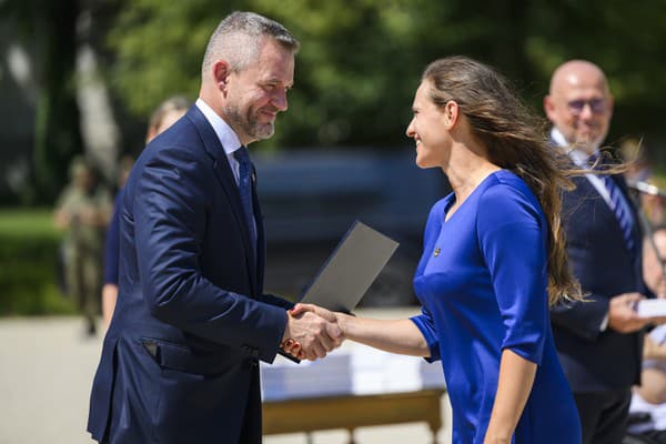 Zľava prezident SR Peter Pellegrini a športová strelkyňa Danka Barteková počas skladania sľubu slovenskej olympijskej a paralmypijskej výpravy na OH a POH 2024 v Paríži