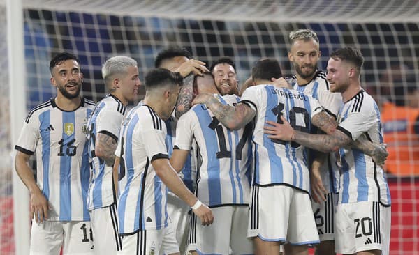 Futbalisti Argentíny sa tešia po strelení gólu.  