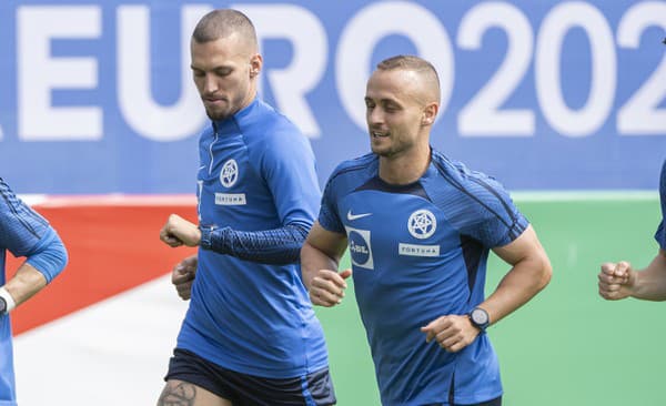 Slovenskí reprezentanti, zľava uraj Kucka, Peter Pekarík, Lukáš Haraslín, Stanislav Lobotka a Róbert Boženík počas oficiálneho tréningu slovenskej futbalovej reprezentácie na ME.