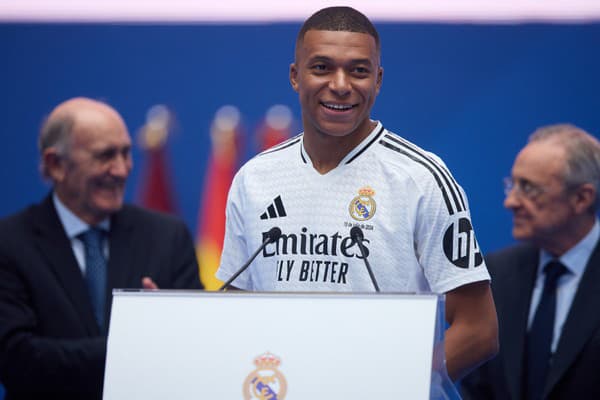 Hviezdny Kylian Mbappé pri oficiálnom predstavení v drese Realu Madrid.