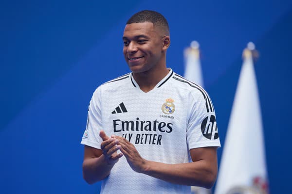 Hviezdny Kylian Mbappé pri oficiálnom predstavení v drese Realu Madrid.