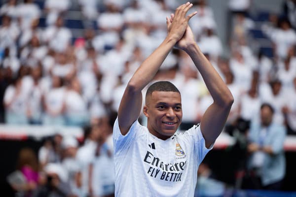 Hviezdny Kylian Mbappé pri oficiálnom predstavení v drese Realu Madrid.