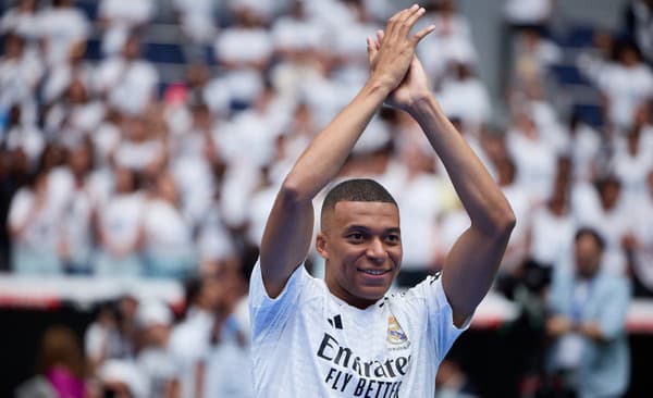 Hviezdny Kylian Mbappé pri oficiálnom predstavení v drese Realu Madrid.