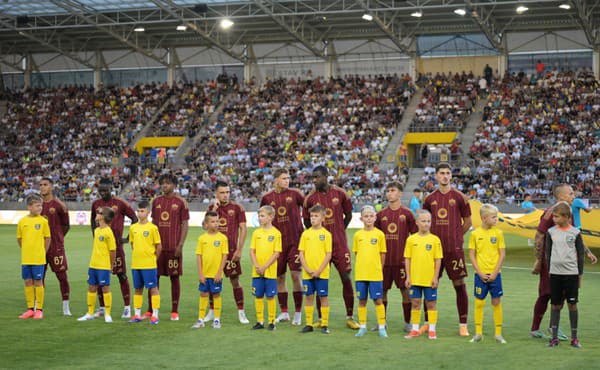 Na snímke hráči AS Rím pózujú pred začiatkom prípravného futbalového zápasu medzi FC Košice a AS Rím v Košiciach.