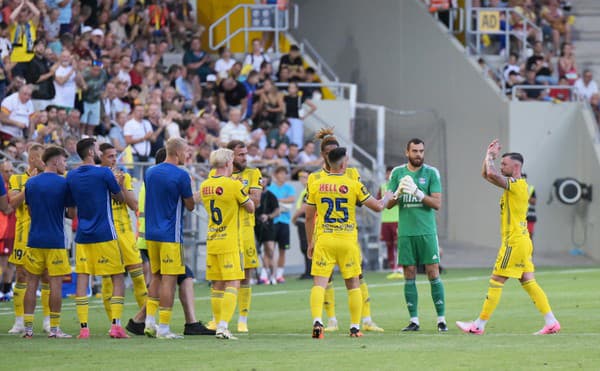 Na snímke vpravo kapitán Košíc Erik Pačinda, ktorý odohral za Košice svoj posledný zápas v prípravnom futbalovom dueli medzi FC Košice a AS Rím.