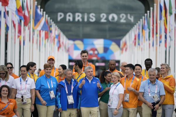 Prezident Medzinárodného olympijského výboru (MOV) Thomas Bach (uprostred) počas návštevy olympijskej dediny na XXXIII. letné olympijské hry v Paríži.