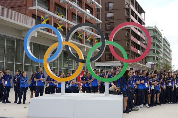 Francúzski športovci pózujú vedľa olympijských kruhov počas návštevy olympijskej dediny na XXXIII. letné olympijské hry v Paríži.