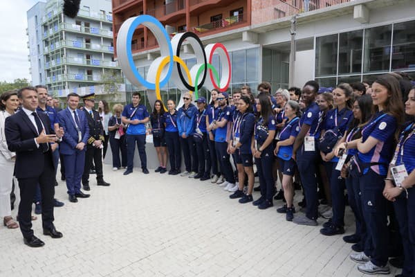 Francúzsky prezident Emmanuel Macron (vľavo) a francúzski športovci počas návštevy olympijskej dediny na XXXIII. letné olympijské hry v Paríži.